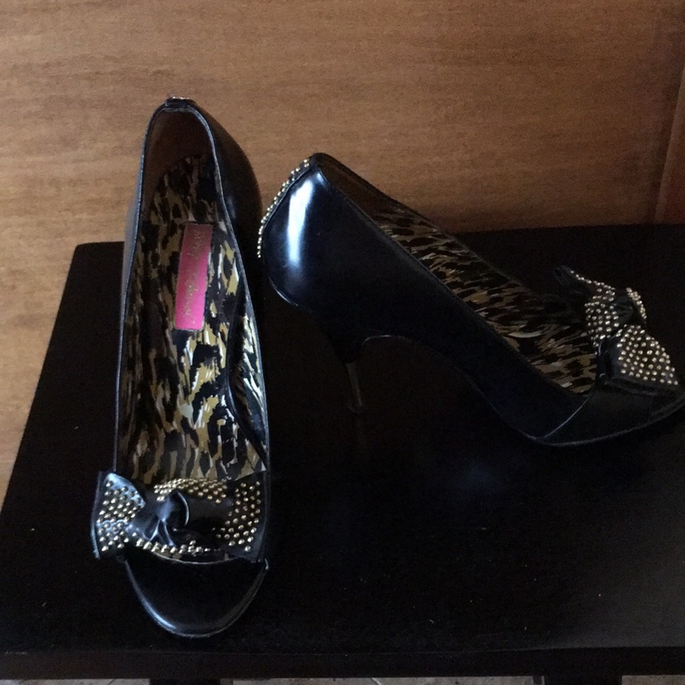 GUC Betsy Johnson size 7 1/2 adorable open toe heals with bows